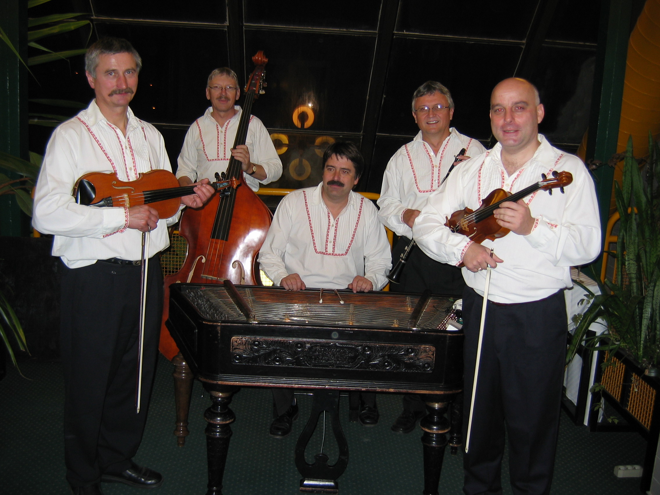 Cimbálová muzika Korečnica – foto skupiny